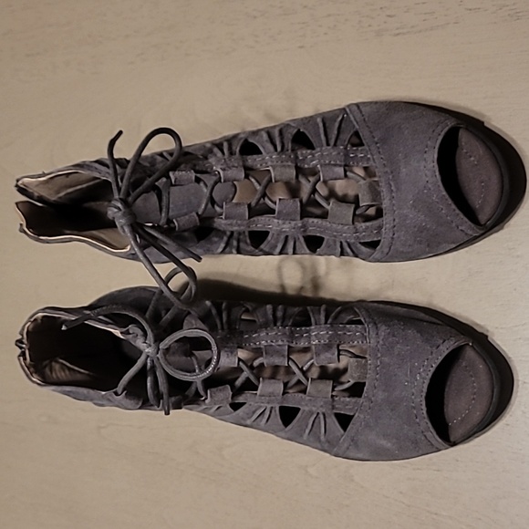 Earth Lace Up Gray Suede Bootie - size 9 - Picture 1 of 7